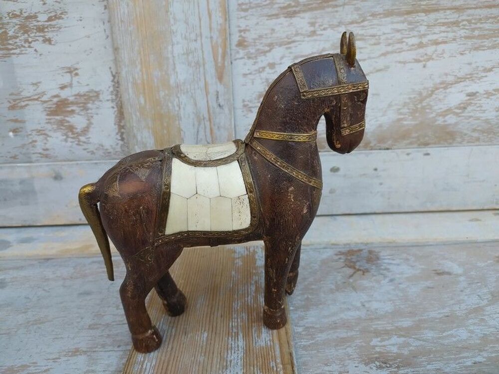 Petit Cheval Oriental Bois Sculpt&eacute; Ornements Laiton et Os 
Décoration