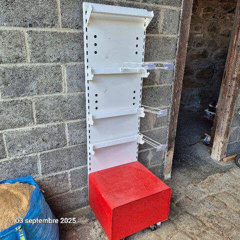 Pr�sentoir en m�tal sur roulettes, avec  crochets et r�serve 40 Aubusson (23)