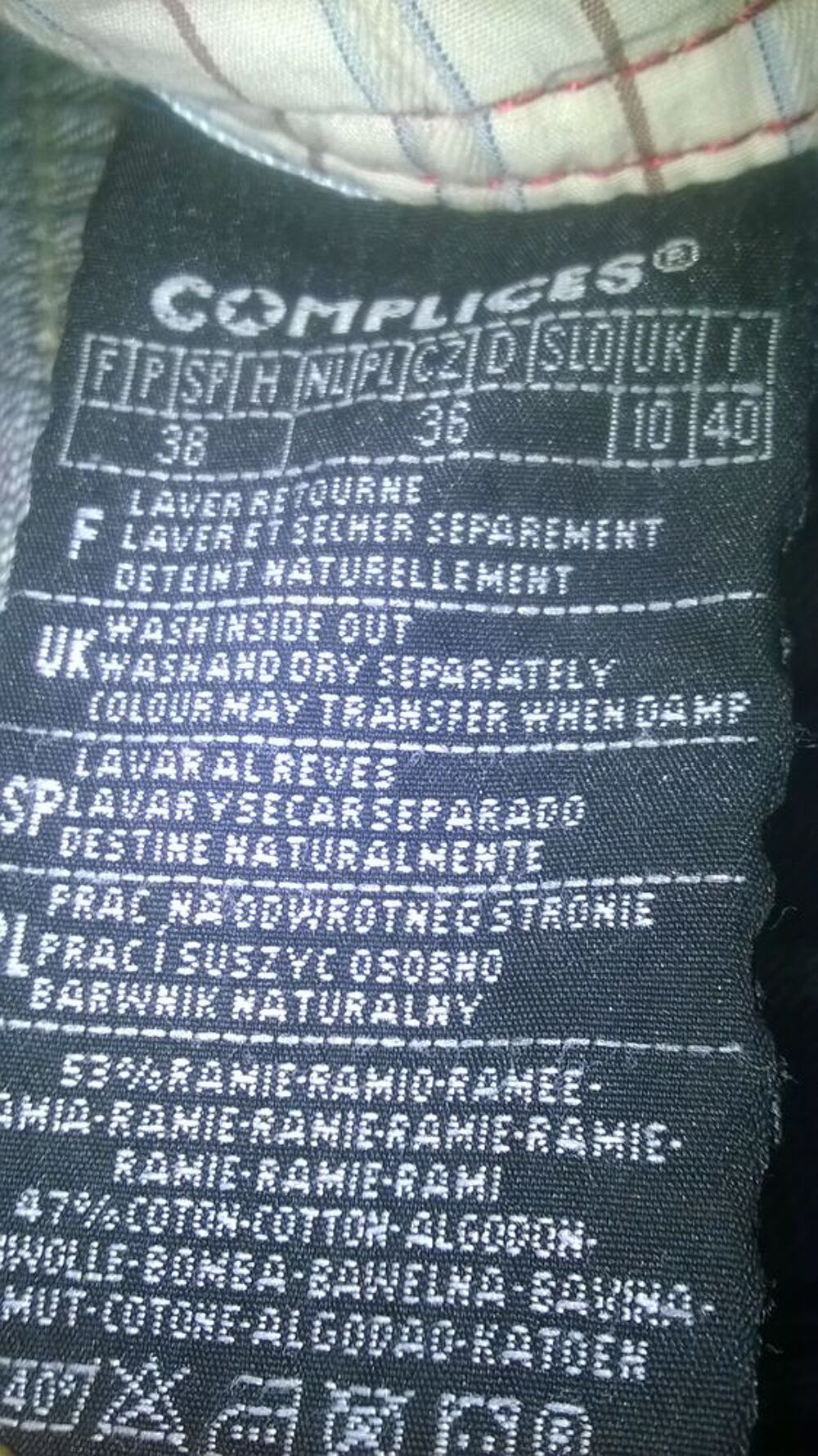 Jean's COMPLICES 
Avec c?ur brode sur le cote
Taille 38
Vêtements