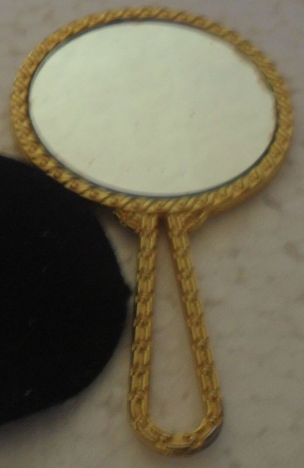 Petit miroir rond dor&eacute; de poche avec sa housse. Bijoux et montres