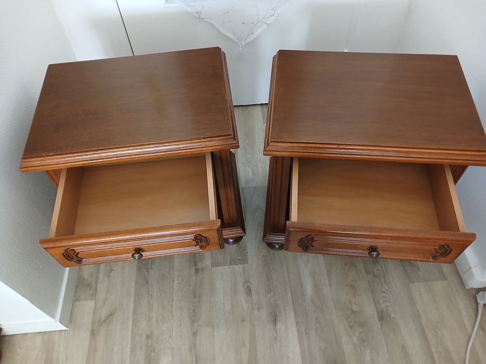 deux tables de nuit Meubles