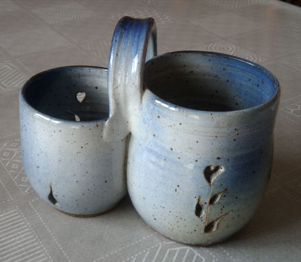 Tr&egrave;s joli double pot en gr&egrave;s verniss&eacute; dans un superbe &eacute;tat. Décoration