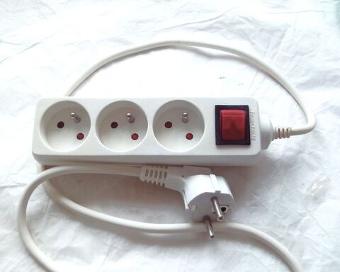 Multiprise (3), c�ble 1,2 m, interrupteur, comme neuve 6 Villeurbanne (69)