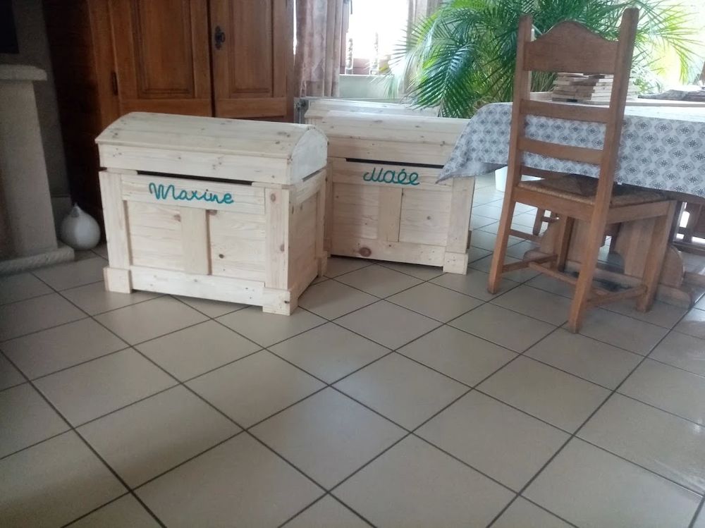 Coffre a jouets. Puériculture