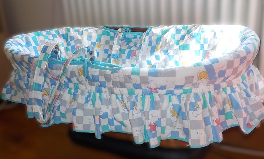 ANCIEN COUFFIN b&eacute;b&eacute; rotin/osier avec habillage magnifique. 
Mobilier enfants