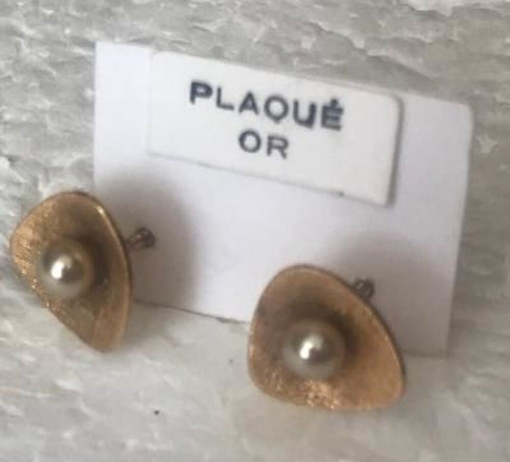 Boucles oreilles en plaqu&eacute; OR avec perle au centre Bijoux et montres