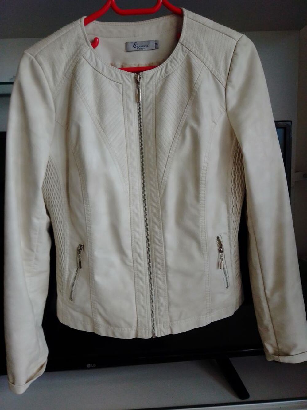 Blouson blanc cass&eacute; en polyester, ( belle imitation peau ), Vêtements