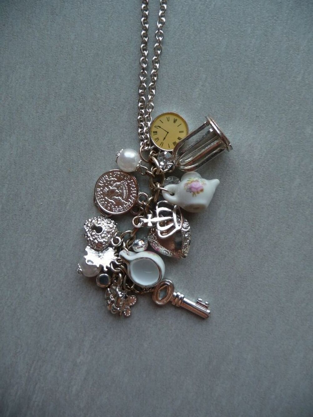 Collier avec 19 jolies breloques - Neuf Bijoux et montres