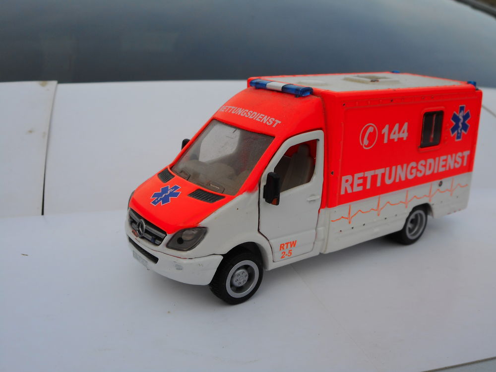 LOT DE 3 VOITURES D'INCENDIE OU DE SECOURS Jeux / jouets
