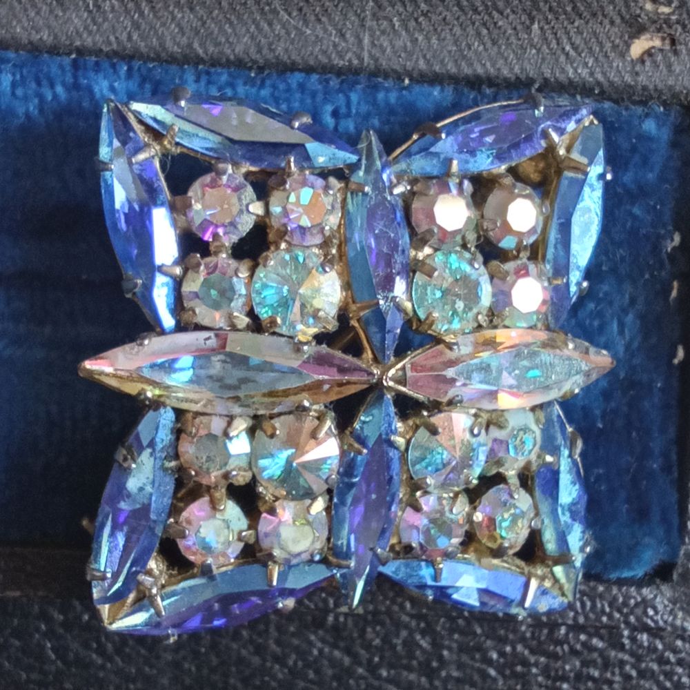 Magnifique broche vintage, jolis reflets bleut&eacute;s Bijoux et montres