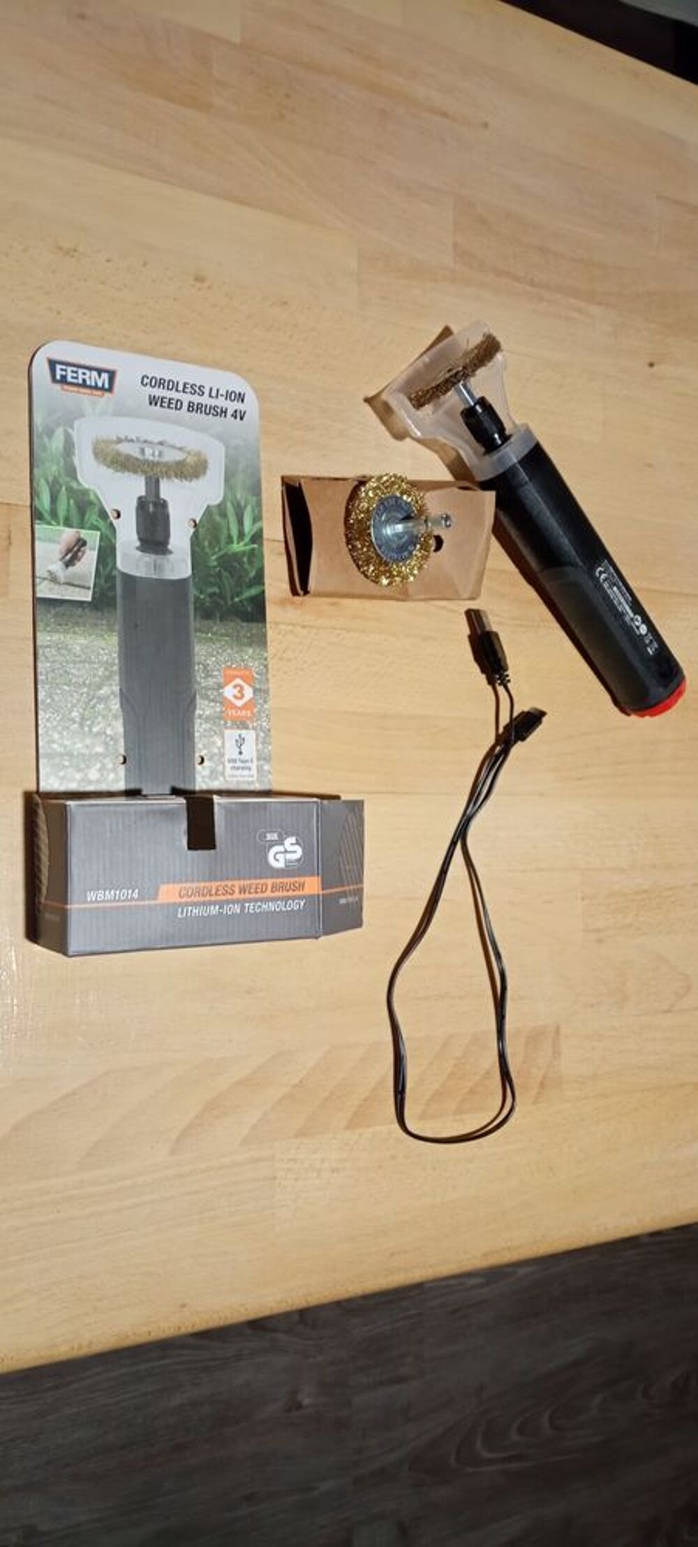 Brosse rotative sur accus FERM - nettoyage pav&eacute;s, bordures Jardin