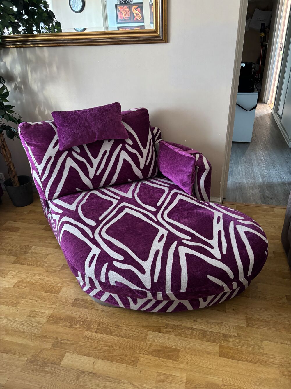 Magnifique m&eacute;ridienne FAMA confort,originalit&eacute; +
2 chaises 
Meubles