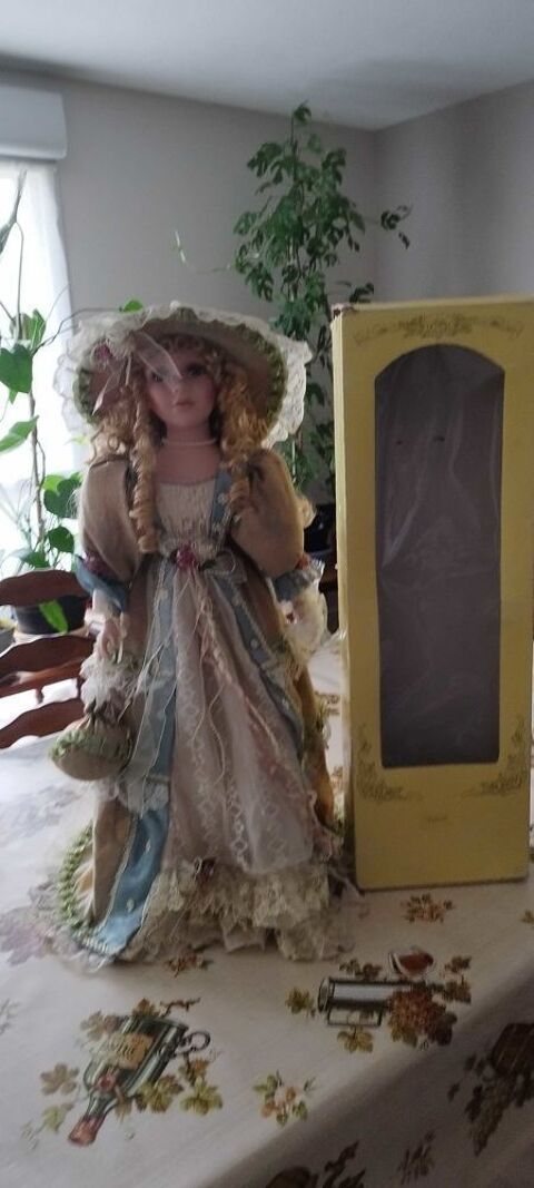 Poup�e de Collection en porcelaine. 32 Bourbon-Lancy (71)