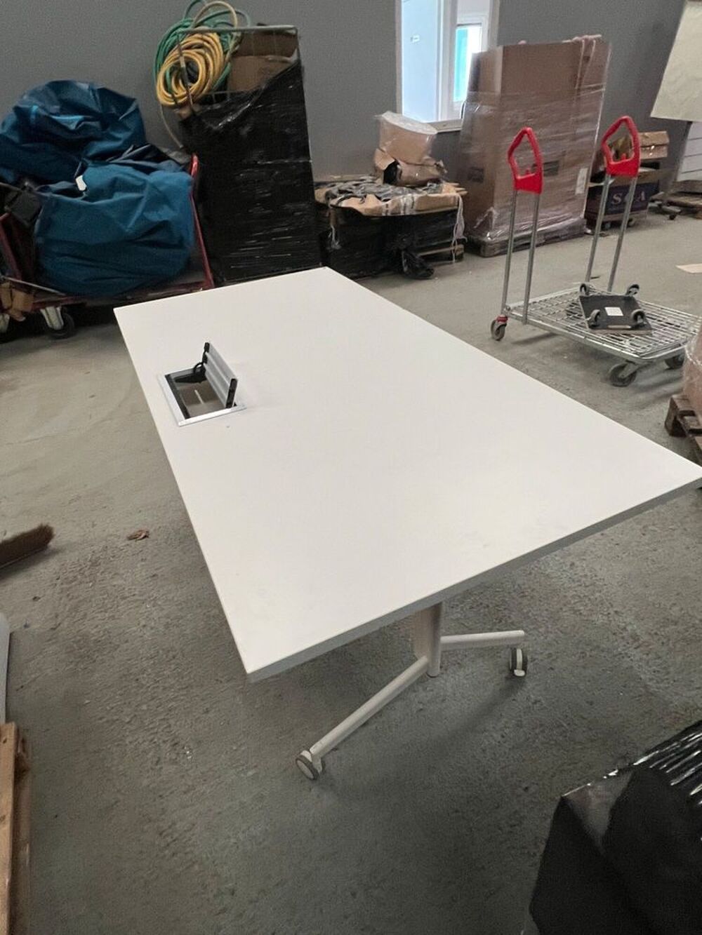table bureau pliant blanc avec passe c&acirc;ble Meubles