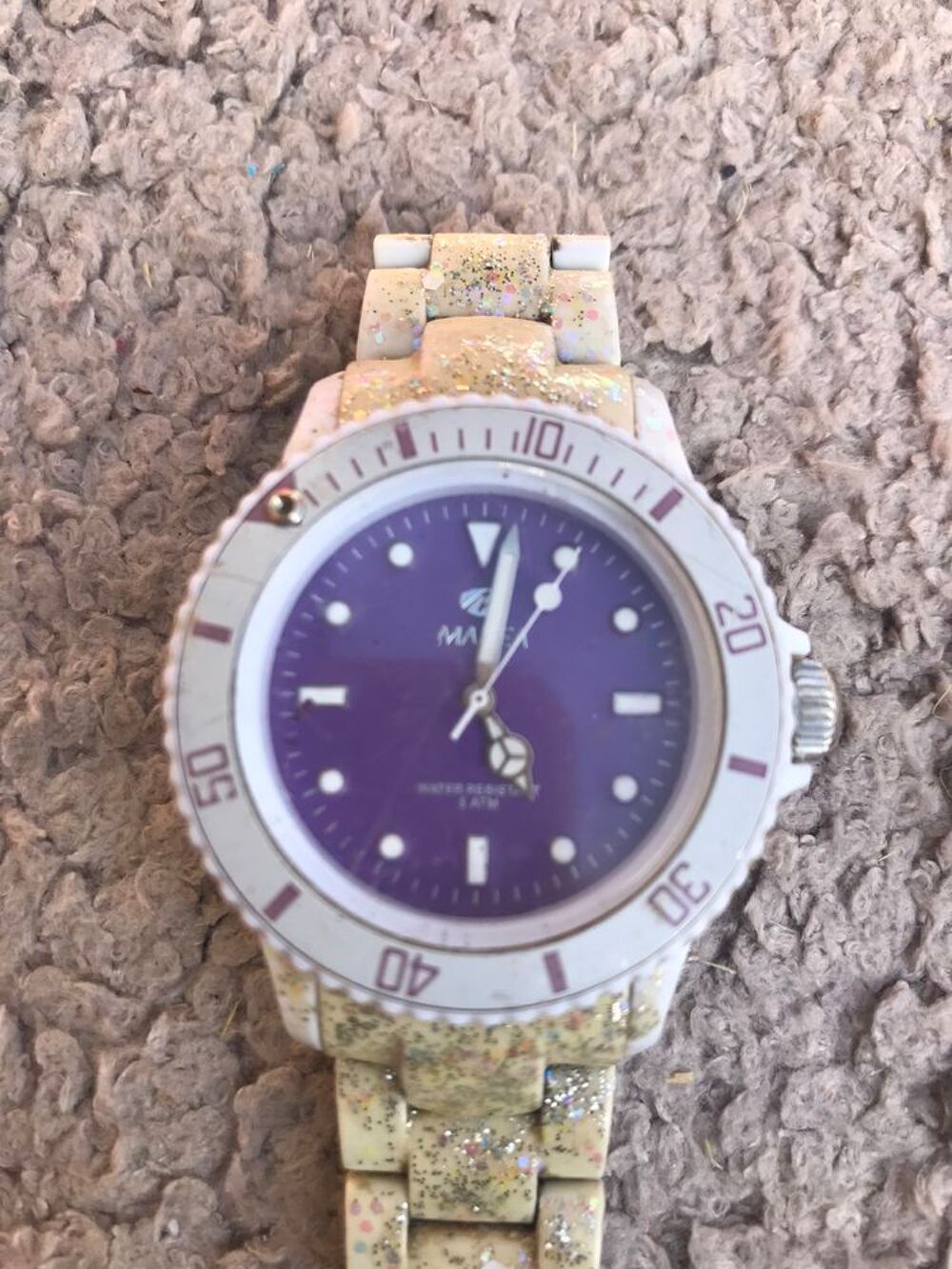 Trois montres fonctionnelles avec piles neuves Bijoux et montres
