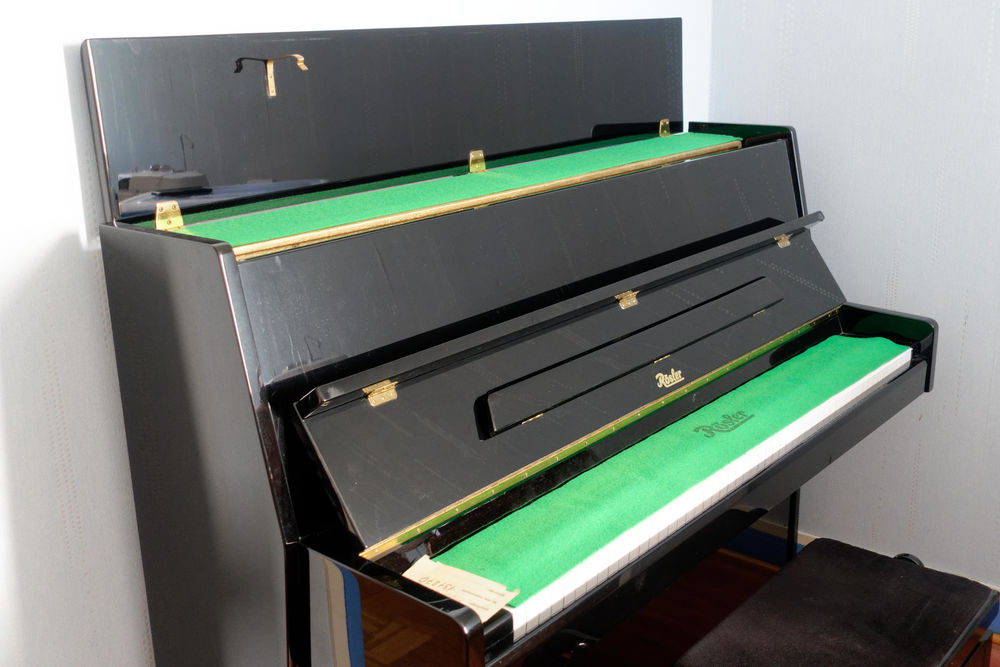 PIANO DROIT MARQUE ROSLER Instruments de musique