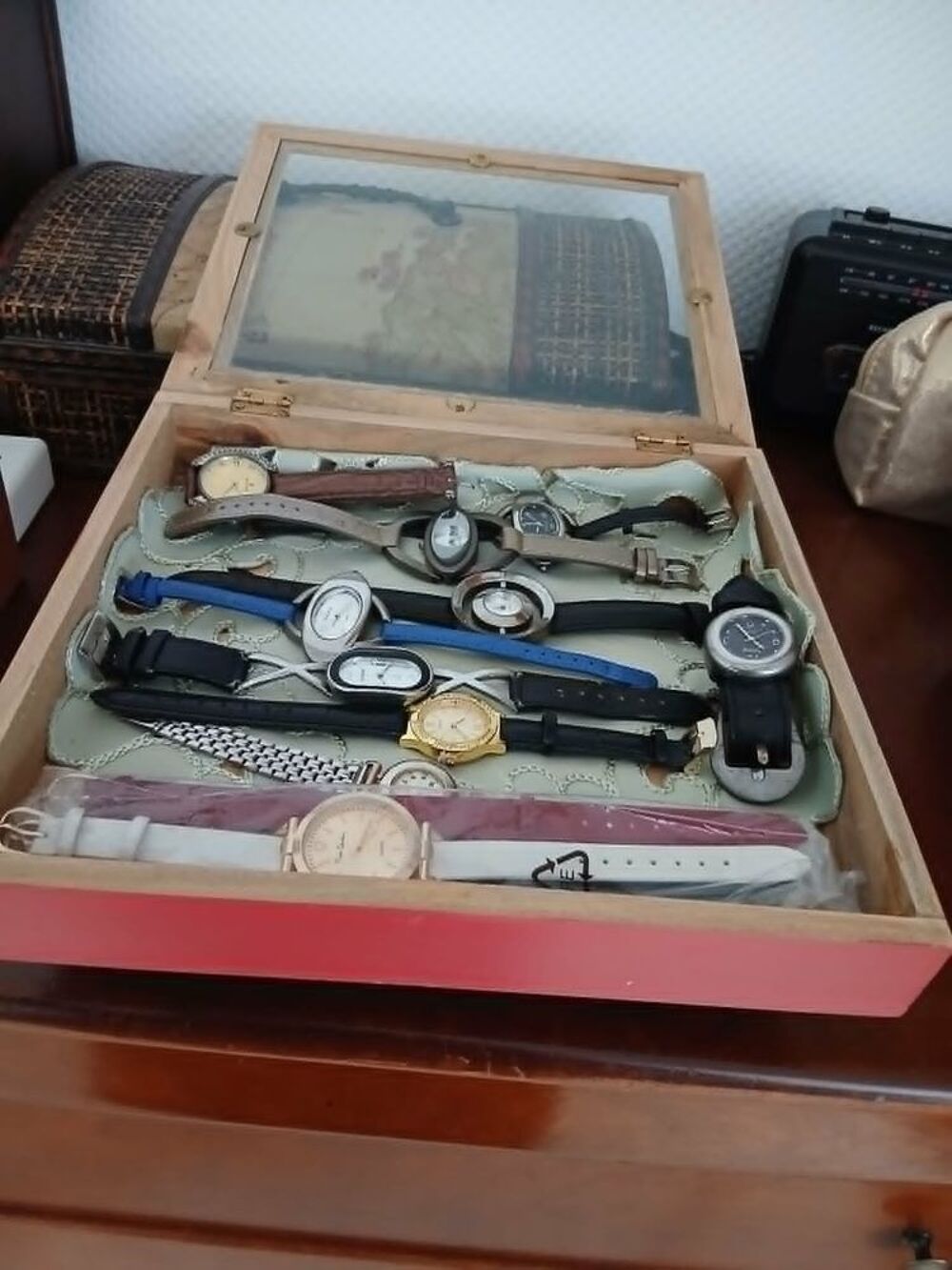  Lot dix montres + coffret bois vitr&eacute; de valeur N&deg;1346 Bijoux et montres