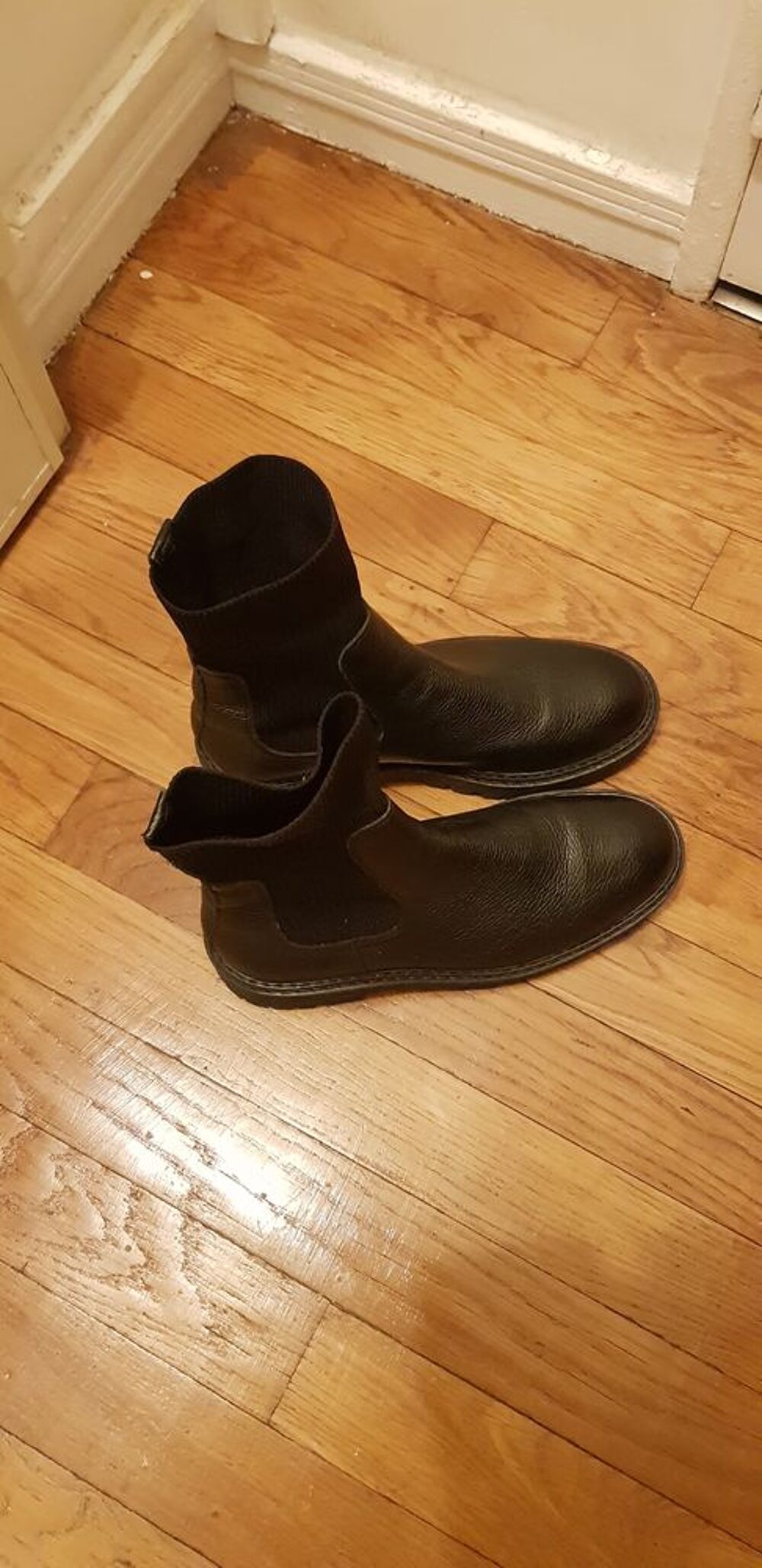 Bottines femme en cuir noir taille 41 .
Neuves Chaussures