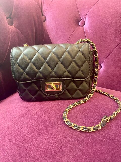 Petit sac à main noir avec chaine dorée 49 Menton (06)