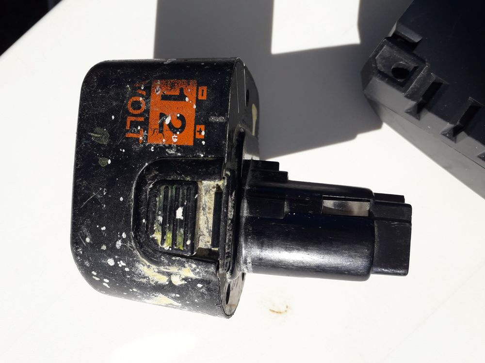 Chargeur pour la perceuse. Bricolage