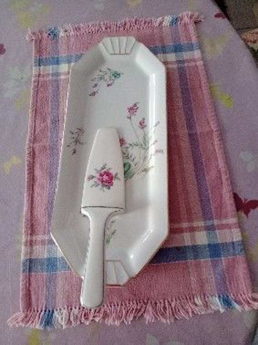 PLAT CAKE + SA PELLE . PORCELAINE FINE AVEC DECO. DE FLEURS Décoration