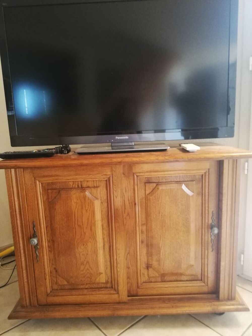 Meuble t&eacute;l&eacute; en bois massif. Décoration