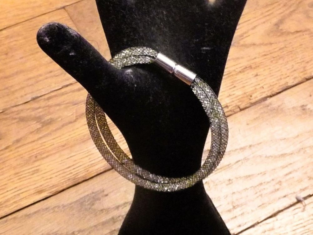 Bracelet Double Tubes Noir Strass Blanc et Fermoir Aimant&eacute; Bijoux et montres