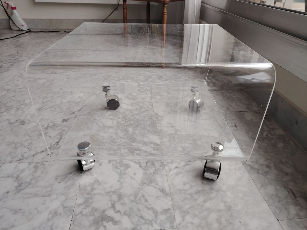 Meuble en plexiglas sur roulettes Meubles