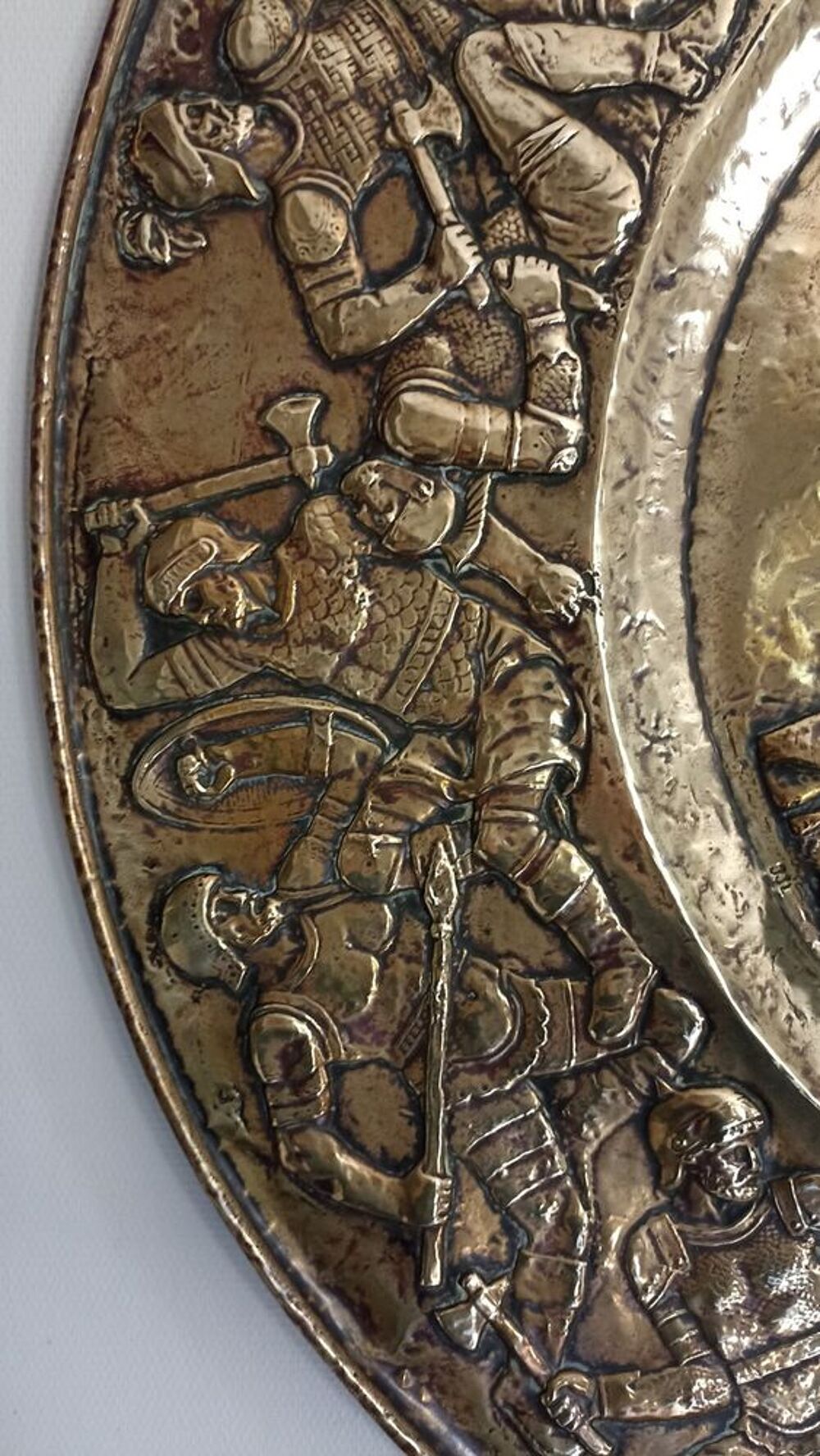 GRAND PLATEAU EN CUIVRE REPOUSSE D�coration