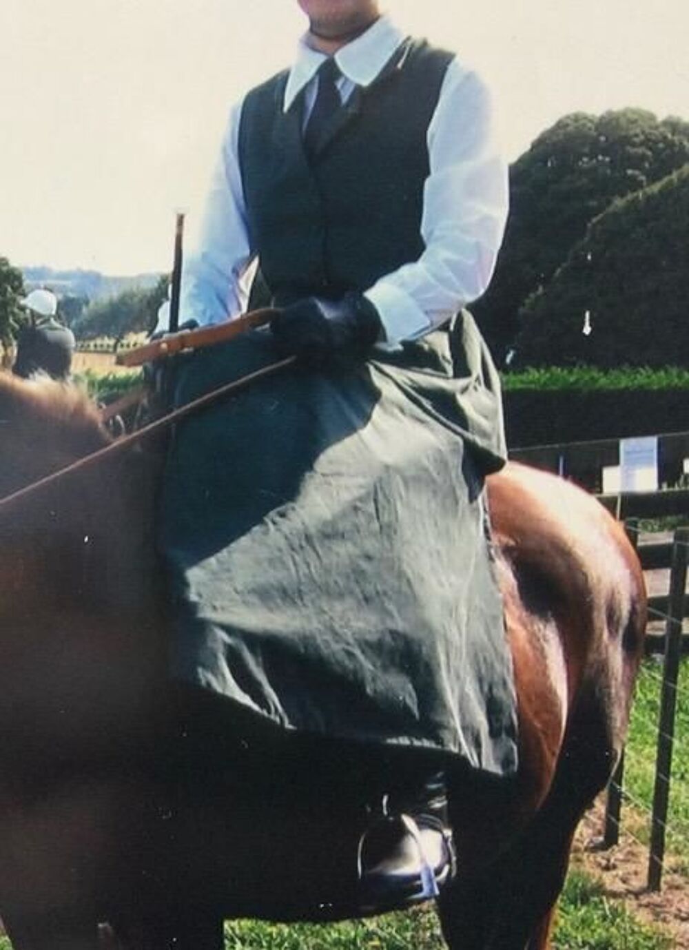 Tenue d'&eacute;quitation amazone taille 38-40 gilet long + tablier Sports