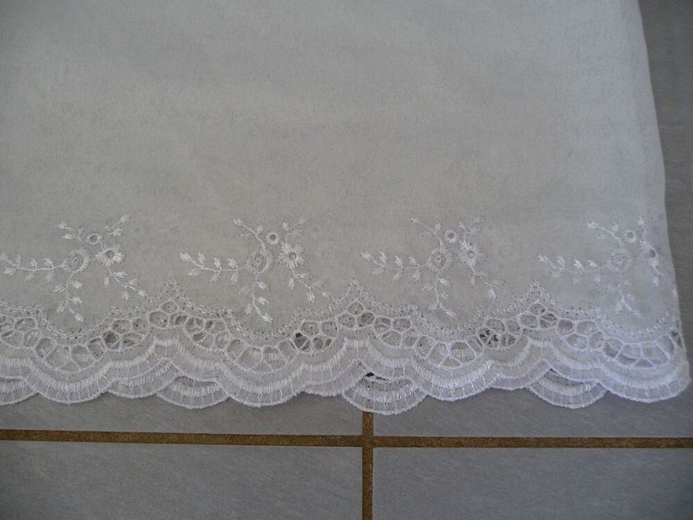 6 grands voilages blancs motifs fleurs brod&eacute;es Décoration