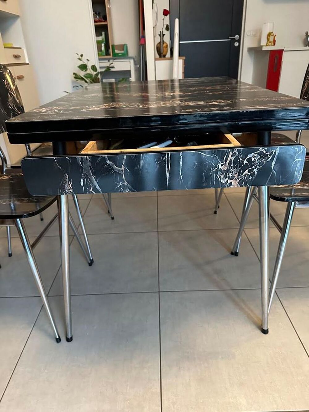table et 4 chaise en formica Meubles