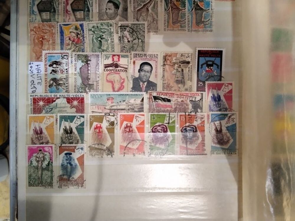 Lot de timbres de collection en classeur 