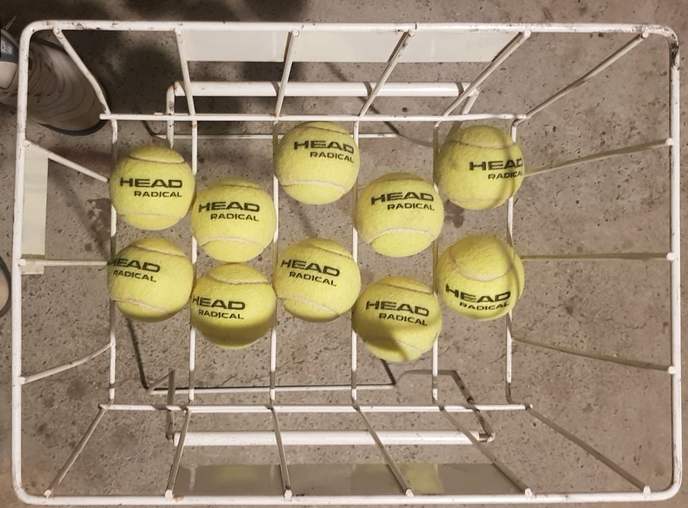Panier ramasse balles de tennis. Sports
