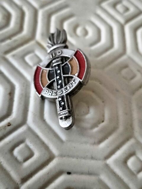 pin's      ( REMISE EN MAIN PROPRE ) 35 Bordeaux (33)