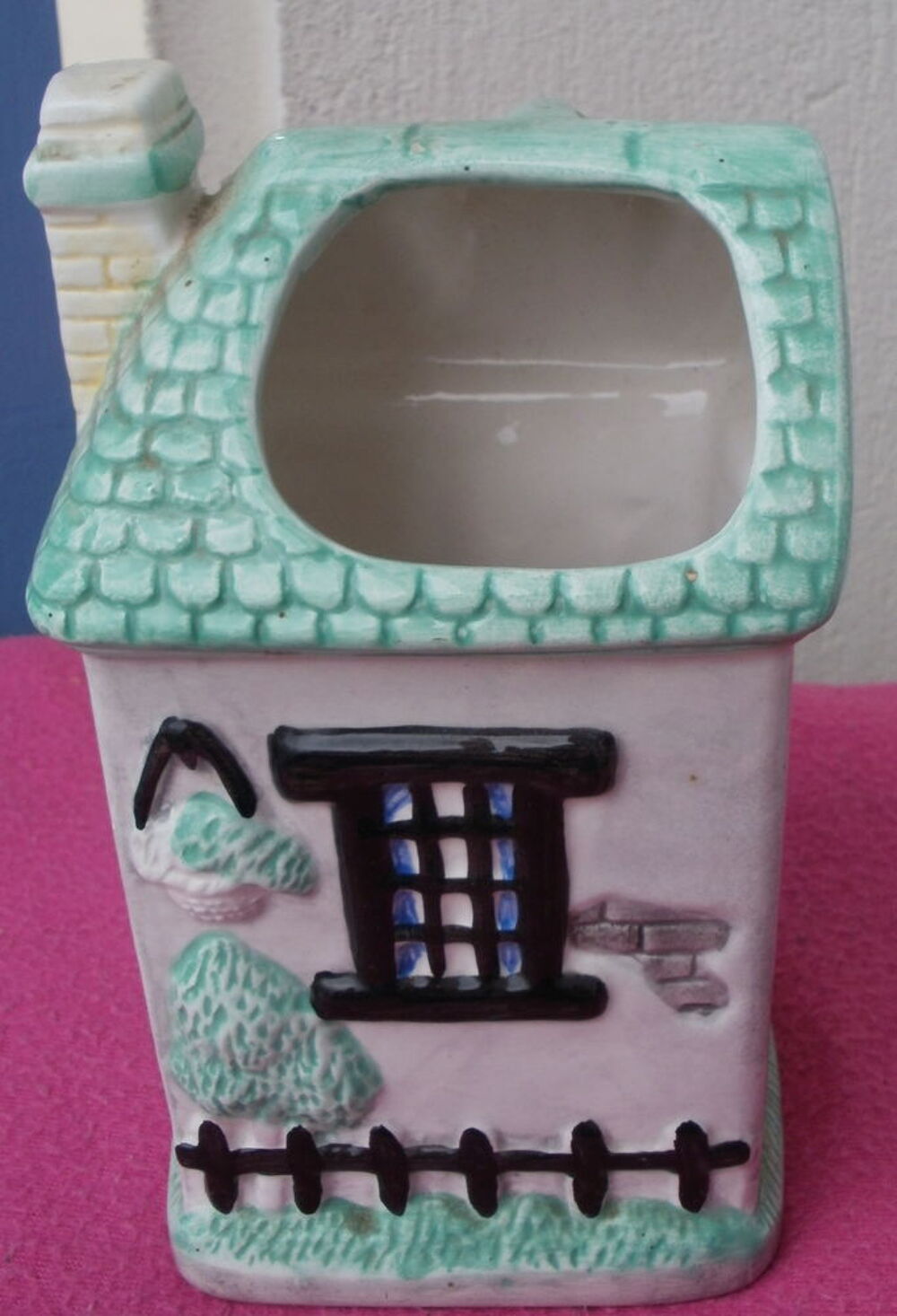 Vase en porcelaine (forme d'auberge) Dcoration