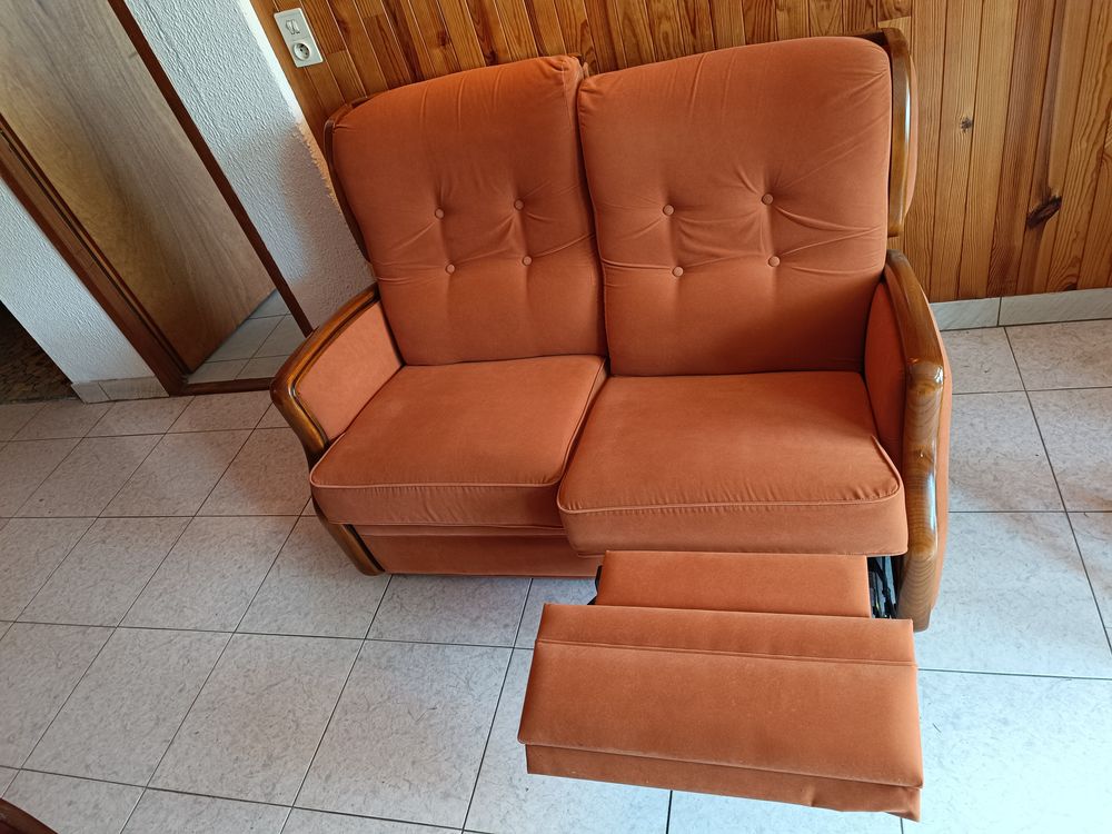 Canap&eacute; deux places avec reposes pieds Meubles