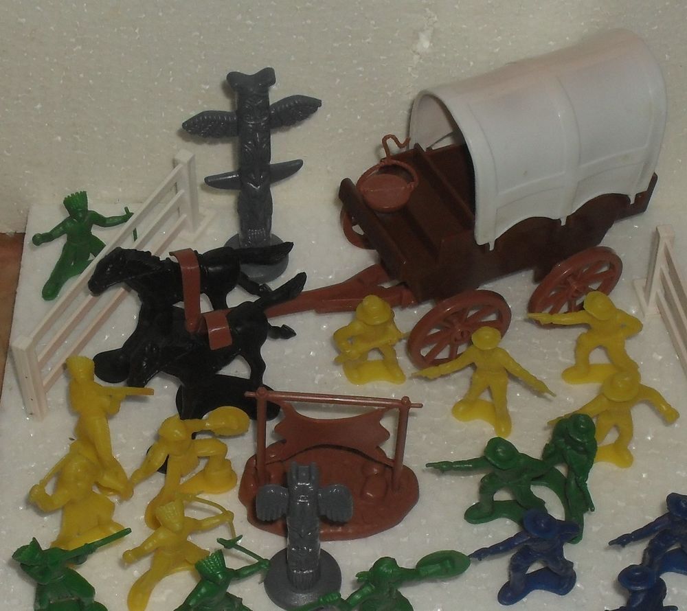 Lot de 31 figurines indiens et cowboys en plastique. Jeux / jouets