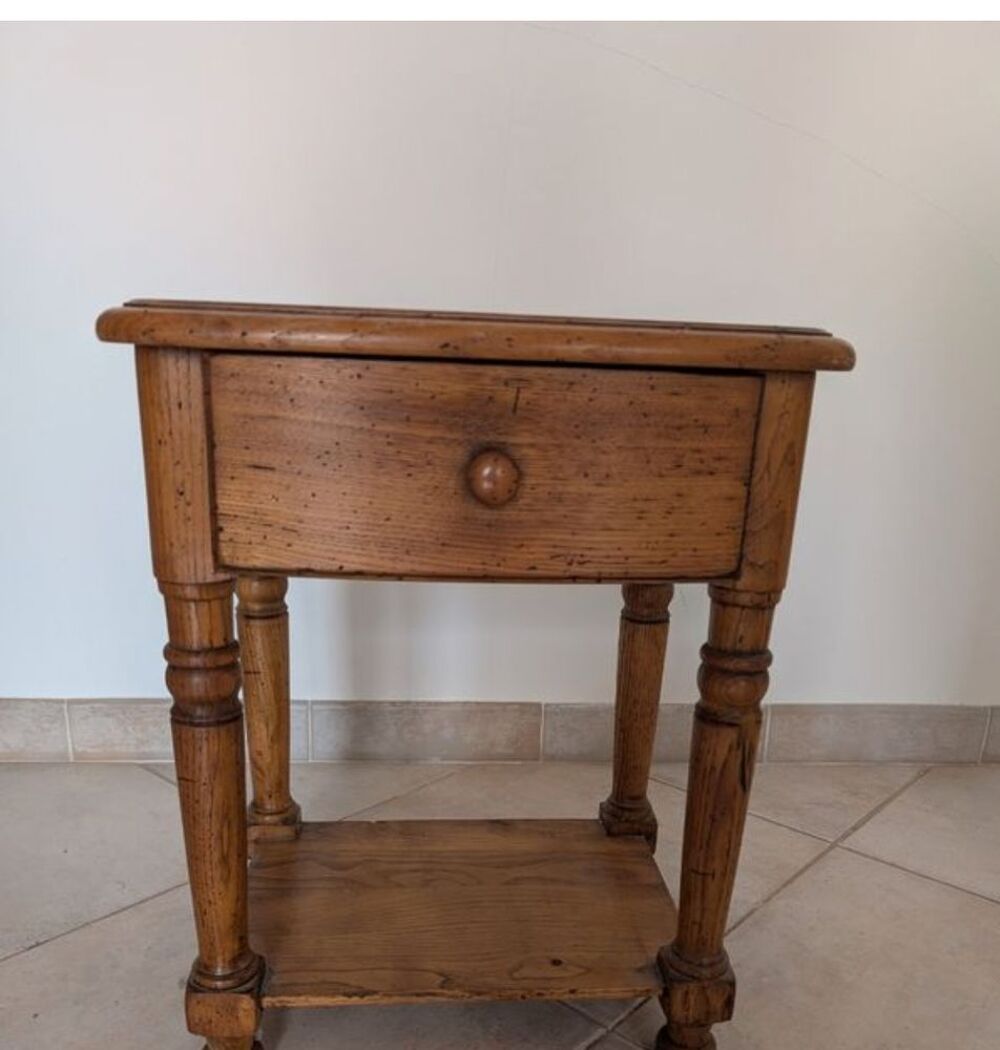 Table de chevet en ch&ecirc;ne massif Meubles
