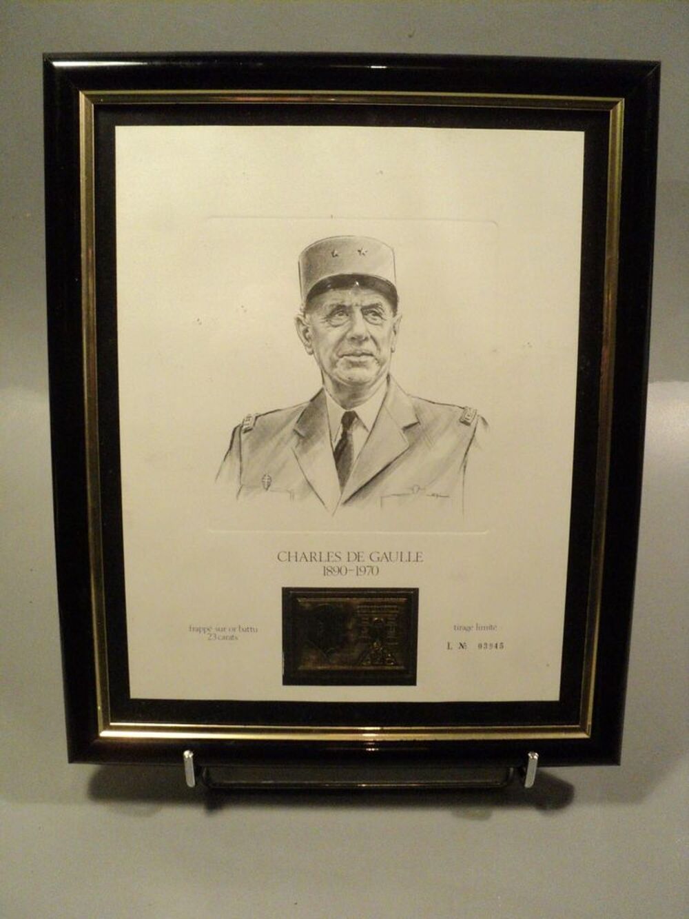 Timbre Charles De Gaulle frapp&eacute; sur Or Battu 23 carats. 