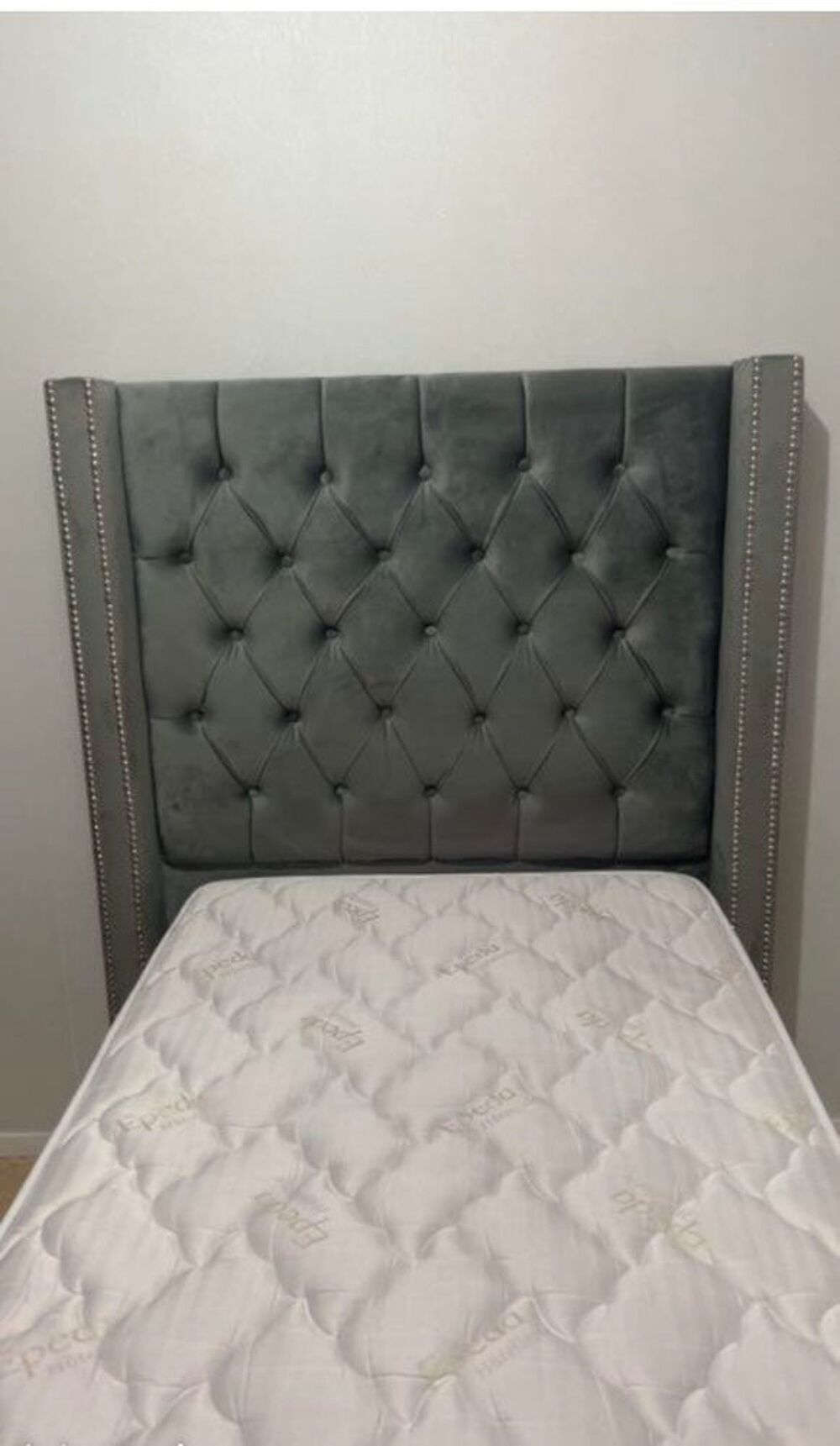 Lit coffre 90 x 200 cm avec t&ecirc;te de lit capitonn&eacute;e - Daim- Gris + Matelas Meubles