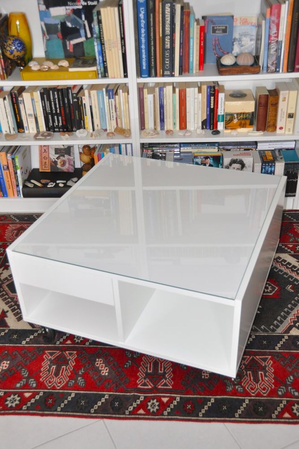 Table basse stratifi&eacute; blanc, &agrave; roulettes. Meubles
