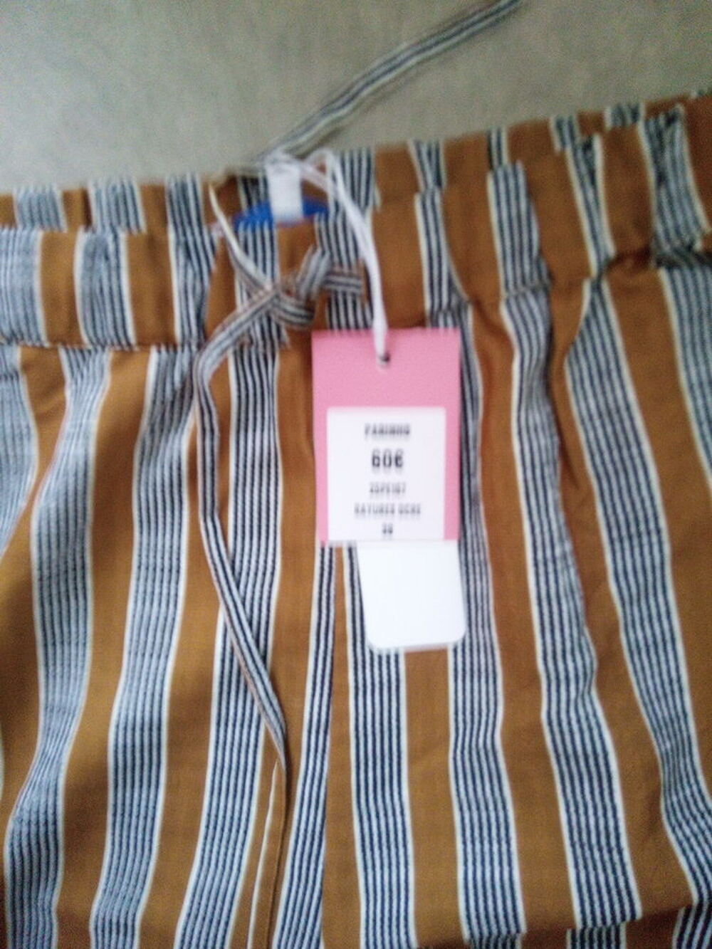 Lot pantalons salopette femme neuf jamais port&eacute;. 
Amiens Vêtements