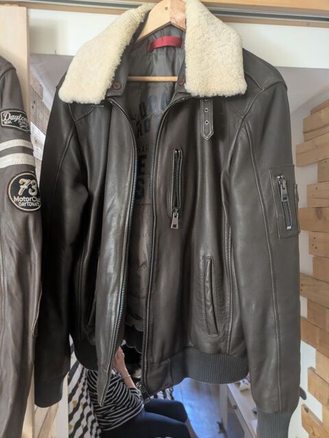 blouson en cuir état neuf acheter 350 euros 250 Pignans (83)