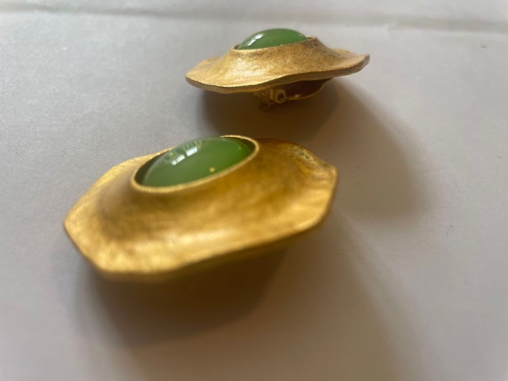 BO ronde dor&eacute;e cabochon vert d'eau E.UNGARO Bijoux et montres