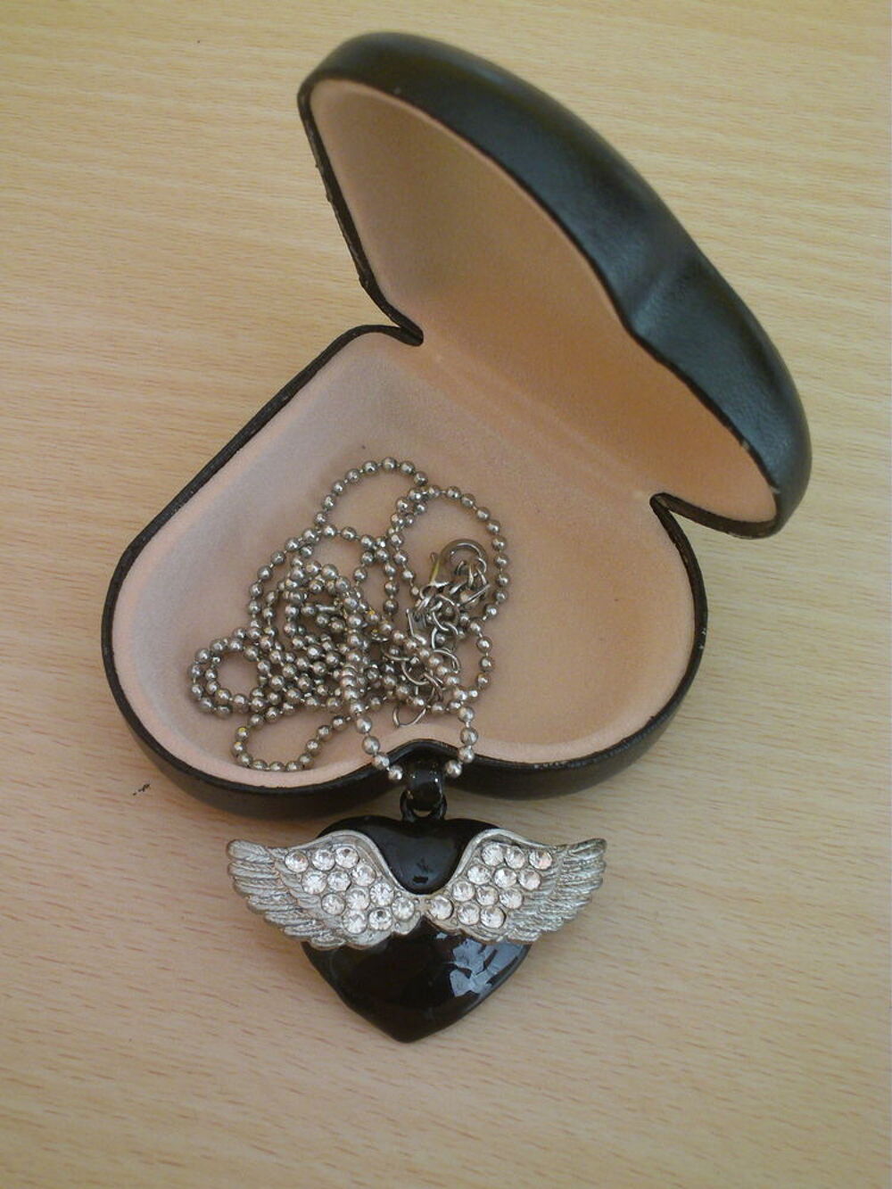 Pendentif c?ur noir ailes d'Ange argent&eacute;es N&deg;927 Bijoux et montres
