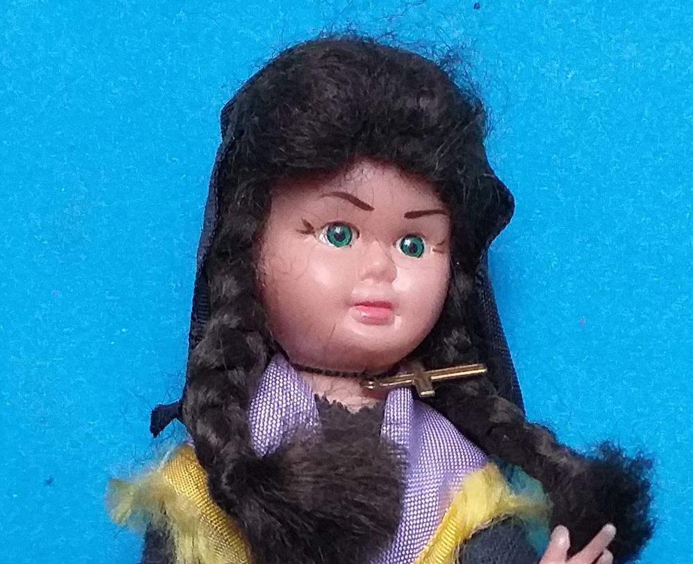 Poupee folklorique, r&eacute;gion &agrave; d&eacute;terminer- robe verte 