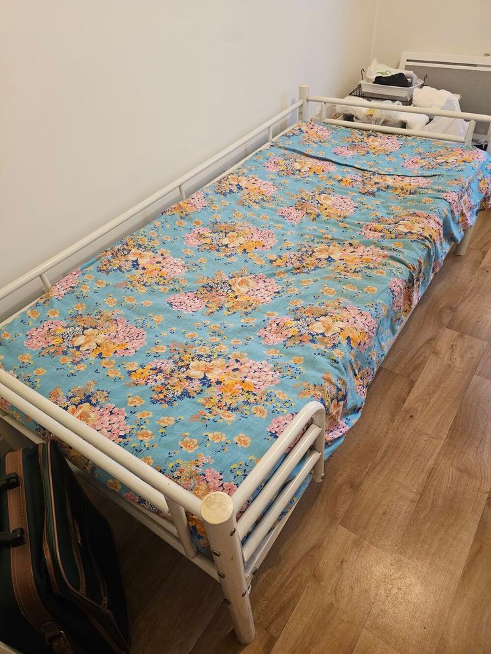 Lit en bonne &eacute;tat avec matelas Meubles