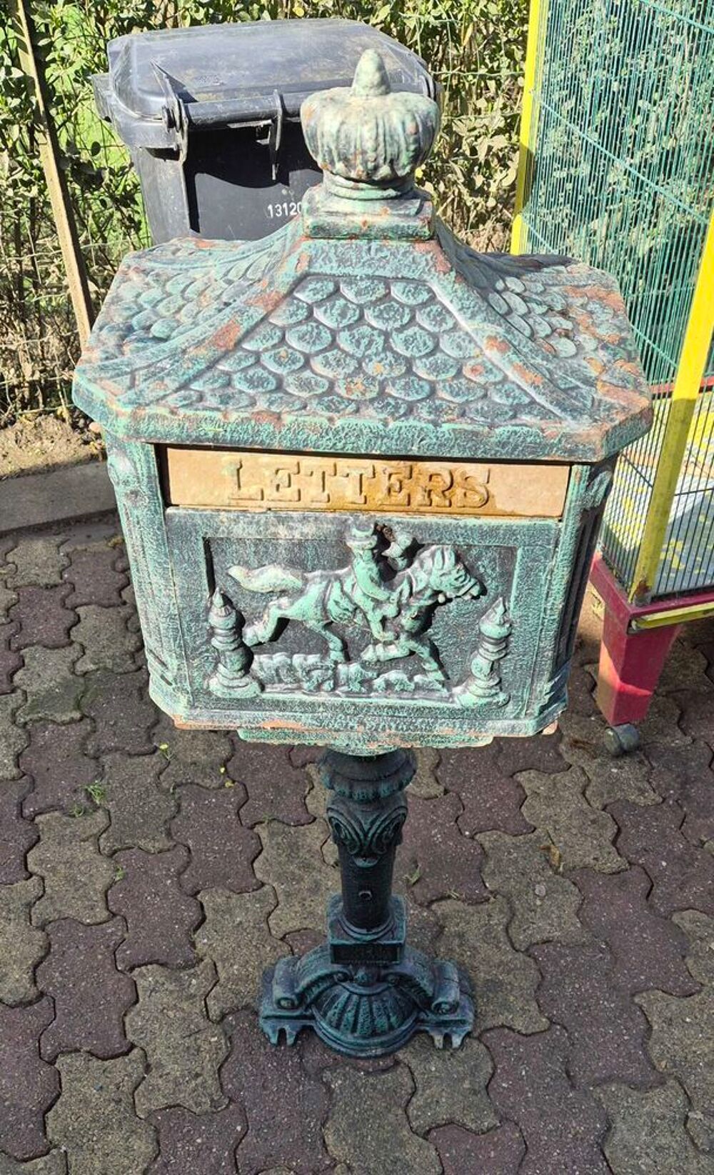 boite aux lettre sur pied en fonte Décoration