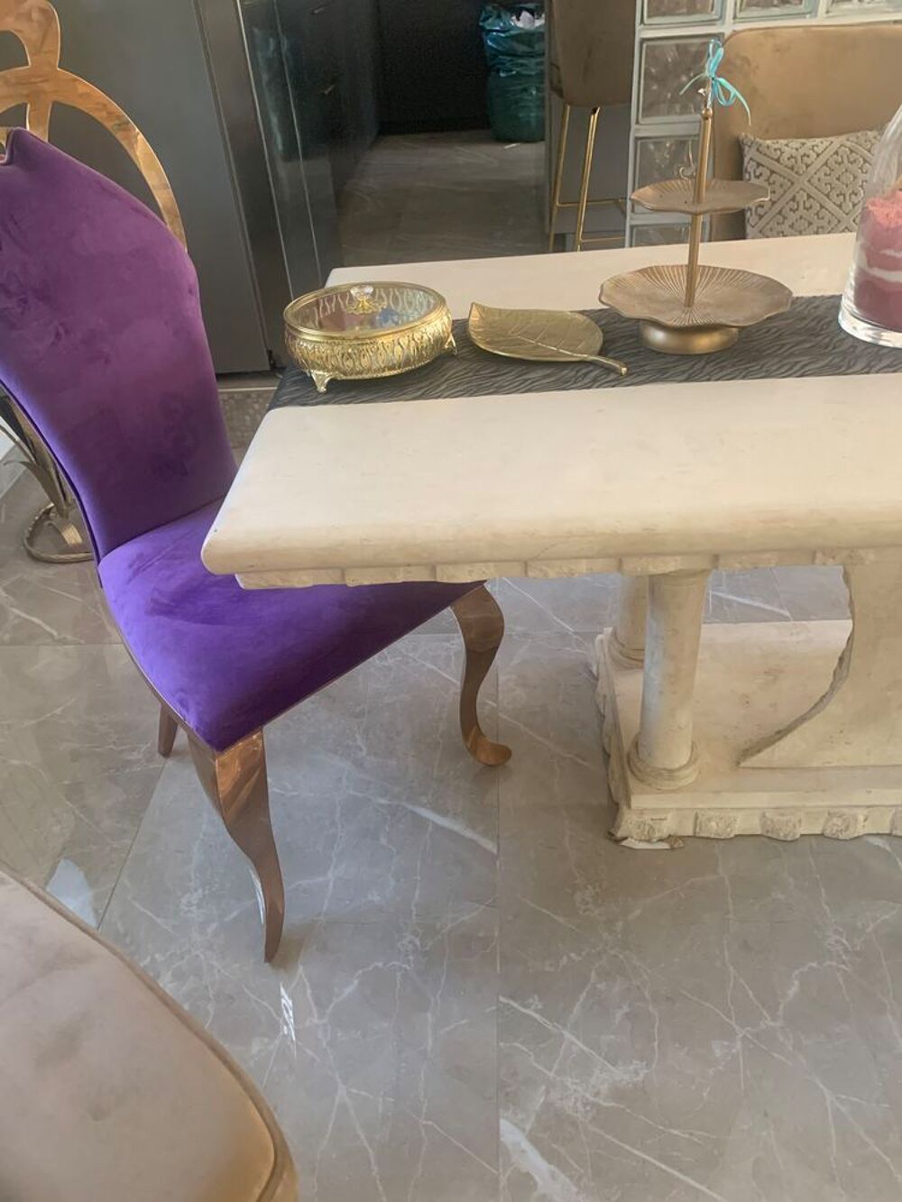 Tr&egrave;s belle Table et chaises Meubles
